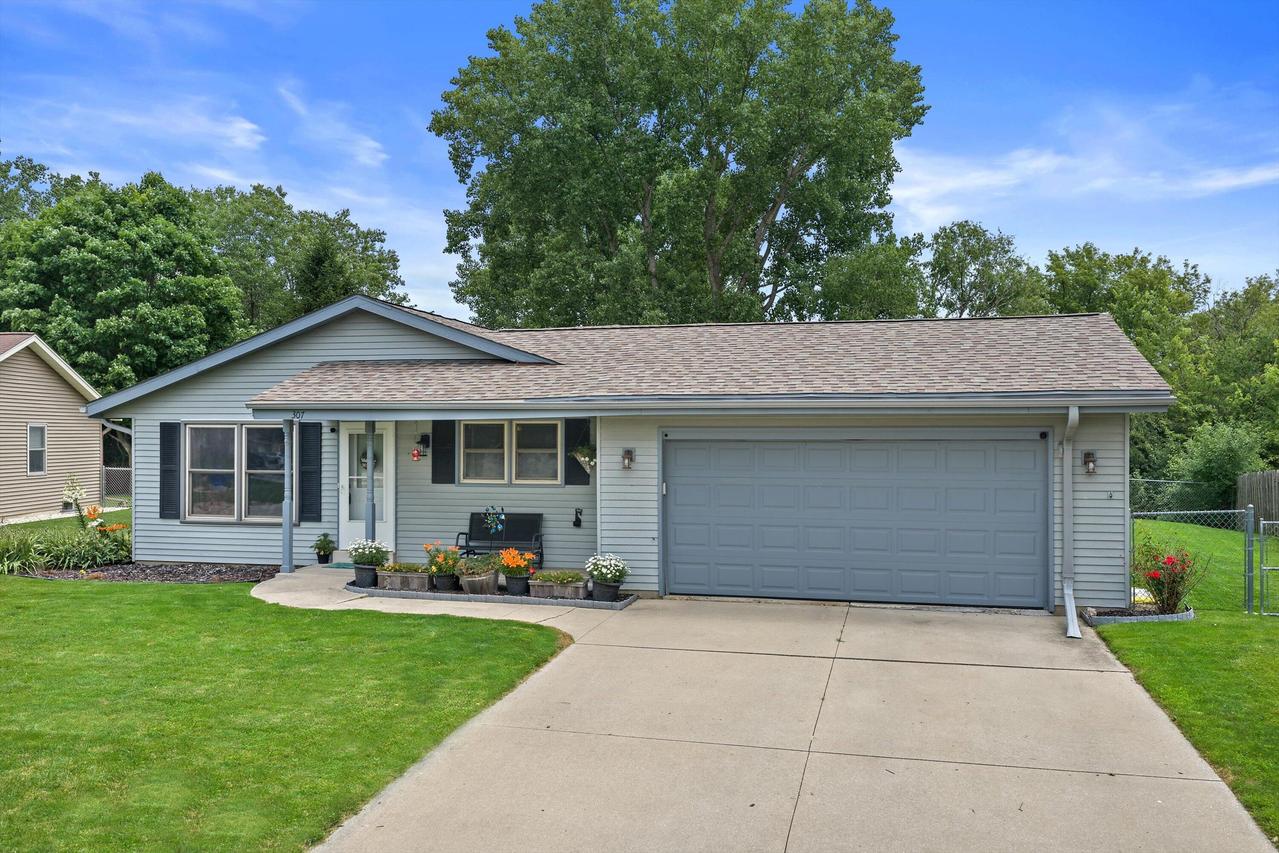 307 N 7th St, Waterford, WI 53185