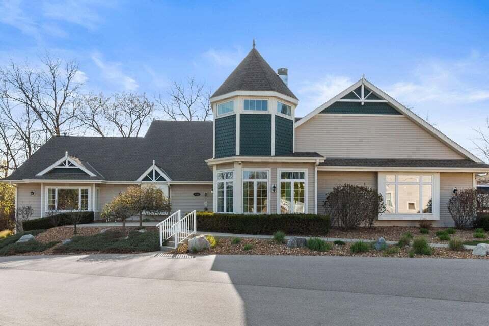 6195 Walnut Ln #66, Cudahy, WI 53110