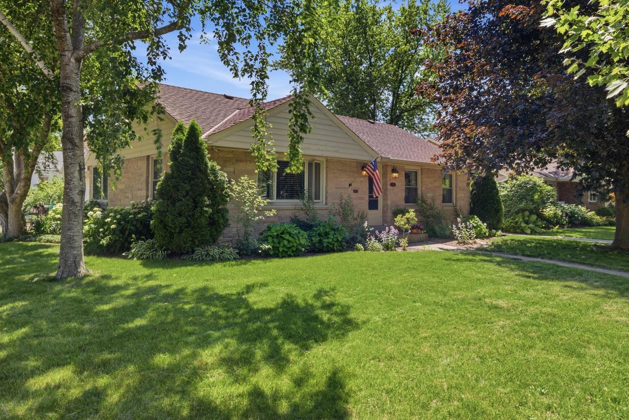 10205 W Feerick Pl, Wauwatosa, WI 53222