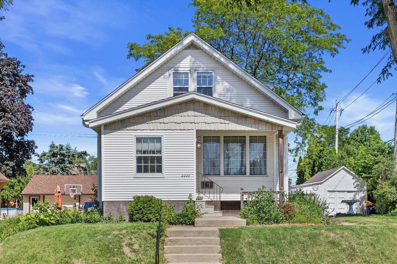 2226 S 90th St, West Allis, WI 53227