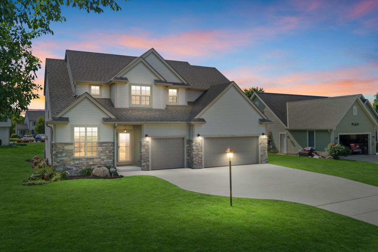 7989 S River Ct, Franklin, WI 53132