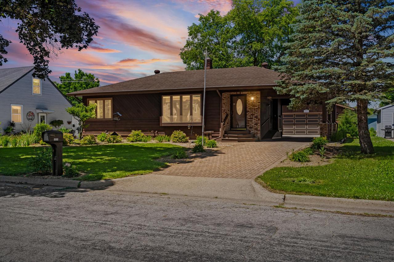 1520 S 29th St, La Crosse, WI 54601