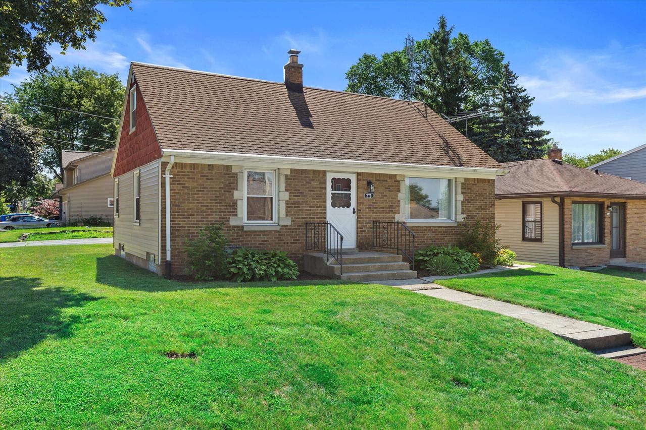 270 N 111th St, Wauwatosa, WI 53226