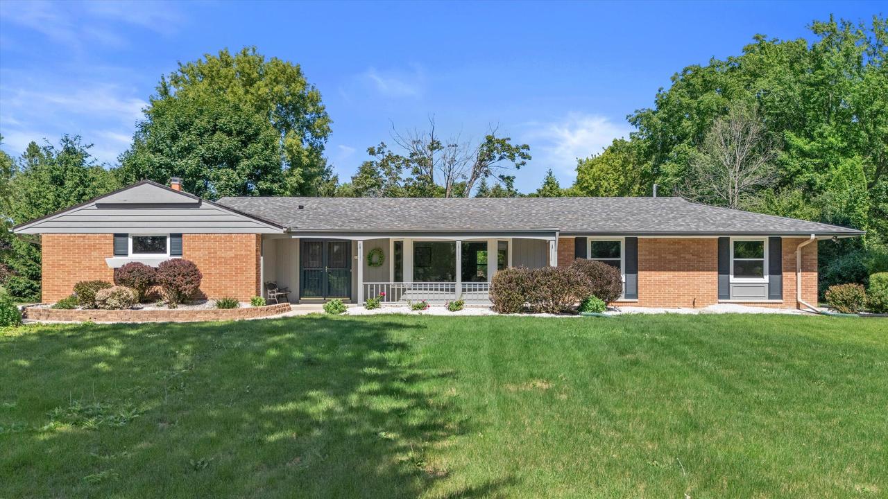 11318 N Glenwood Dr, Mequon, WI 53097