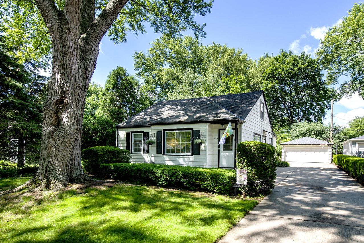 1817 N 118th St, Wauwatosa, WI 53226