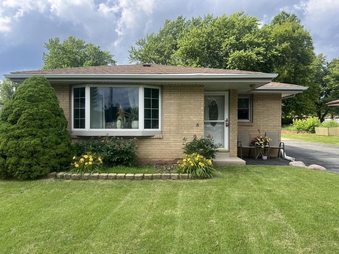 5324 W Allerton Ave, Greenfield, WI 53220
