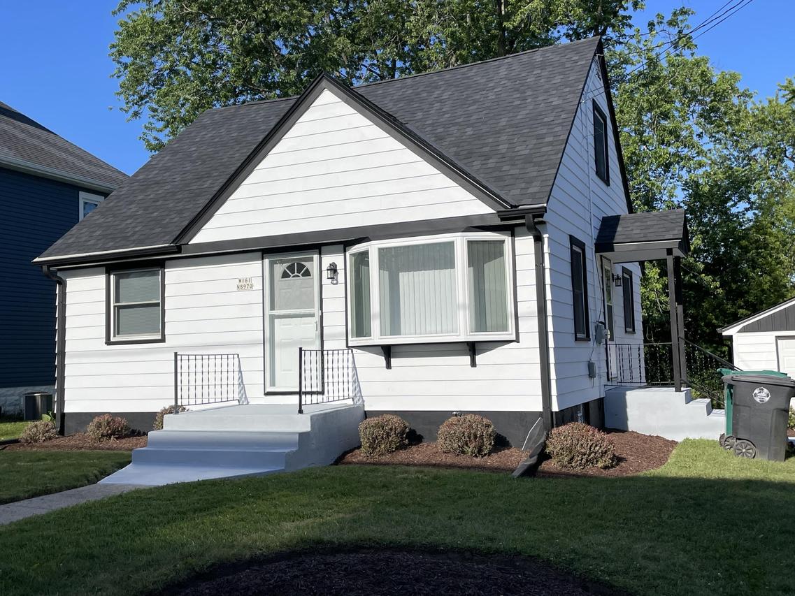 W161N8970 Hayes Ave, Menomonee Falls, WI 53051