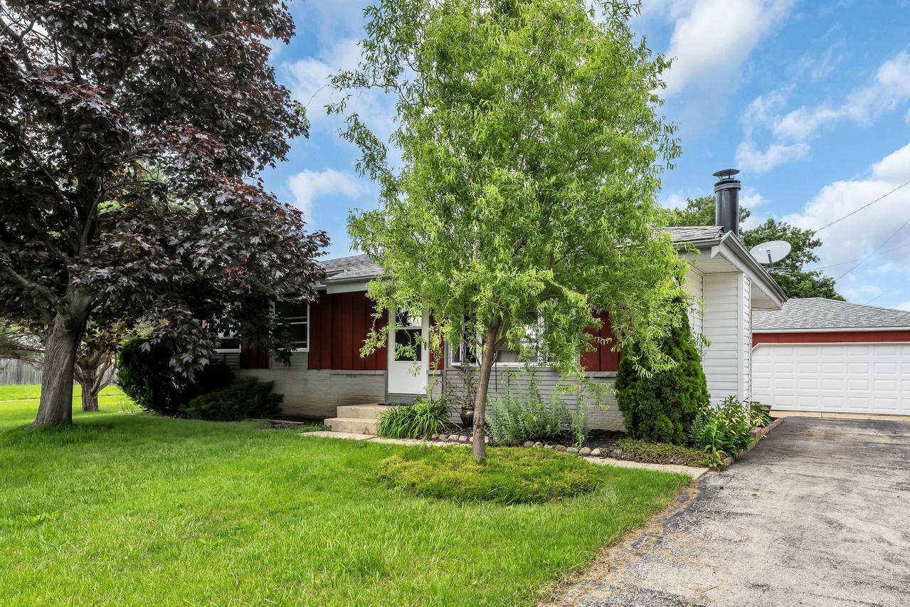 3200 Indian Trl, Caledonia, WI 53402