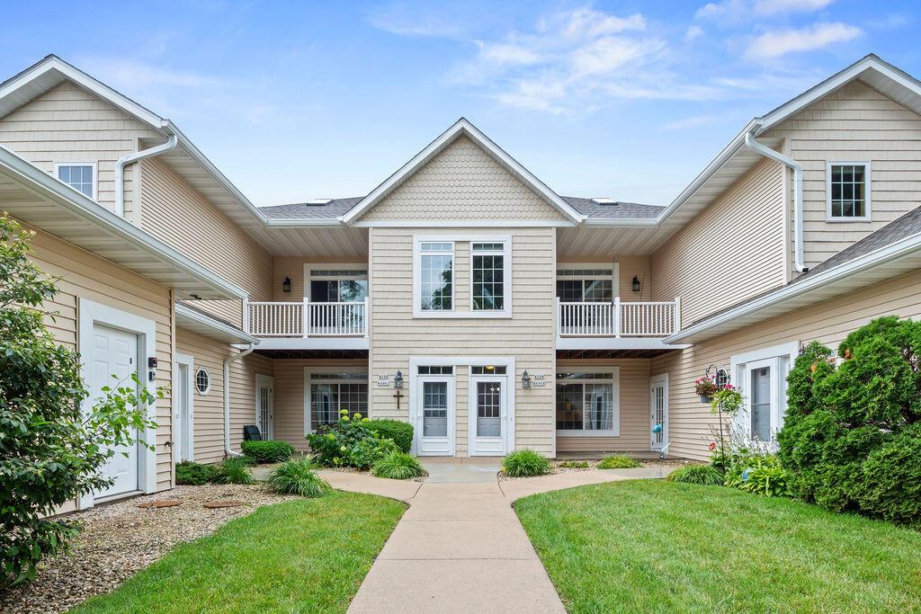 W398N5953 Autumn Woods Dr, Oconomowoc, WI 53066