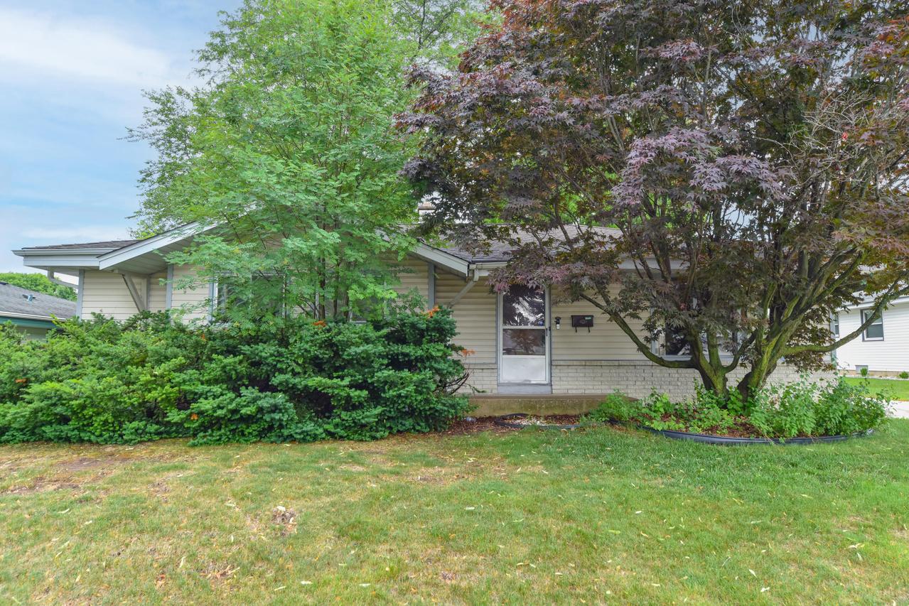 8615 W Petersik St, Milwaukee, WI 53224
