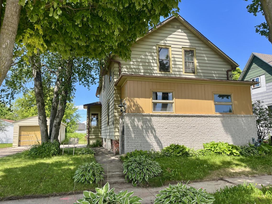 906 20th St, Two Rivers, WI 54241