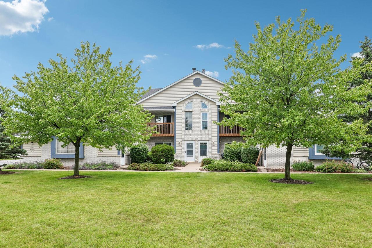 W240N2550 E Parkway Meadow #2, Pewaukee, WI 53072