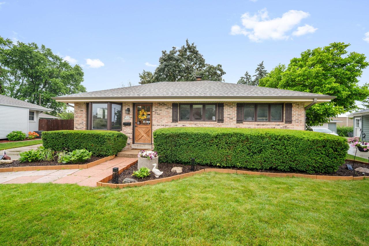 N89W15288 Jefferson Ave, Menomonee Falls, WI 53051