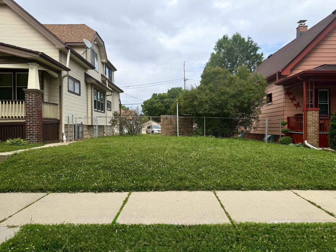 16 S 58th St, West Allis, WI 53214