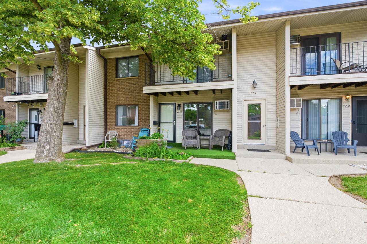 1646 S Carriage Ln #2, New Berlin, WI 53151