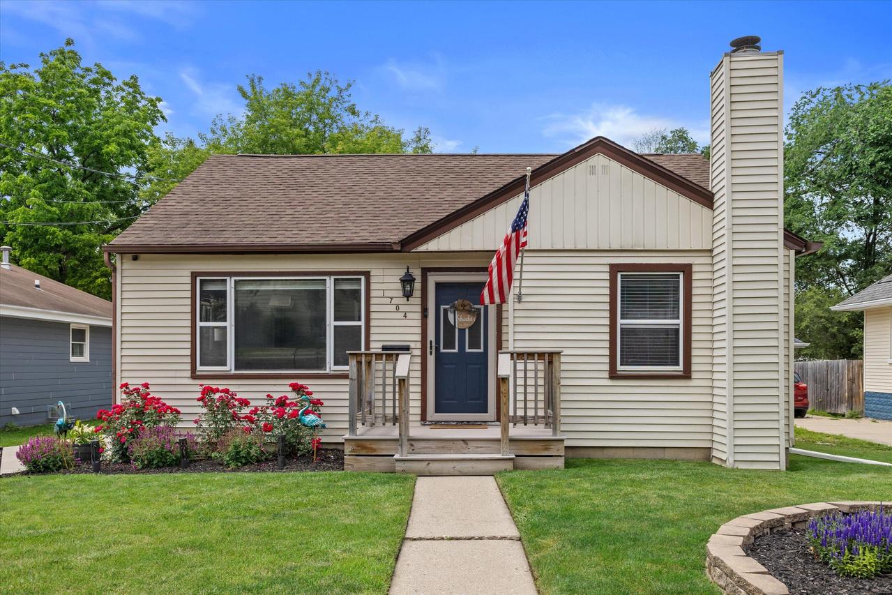 1704 Murray Ave, Waukesha, WI 53186