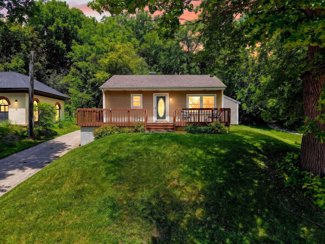 608 W Capitol Dr, Hartland, WI 53029