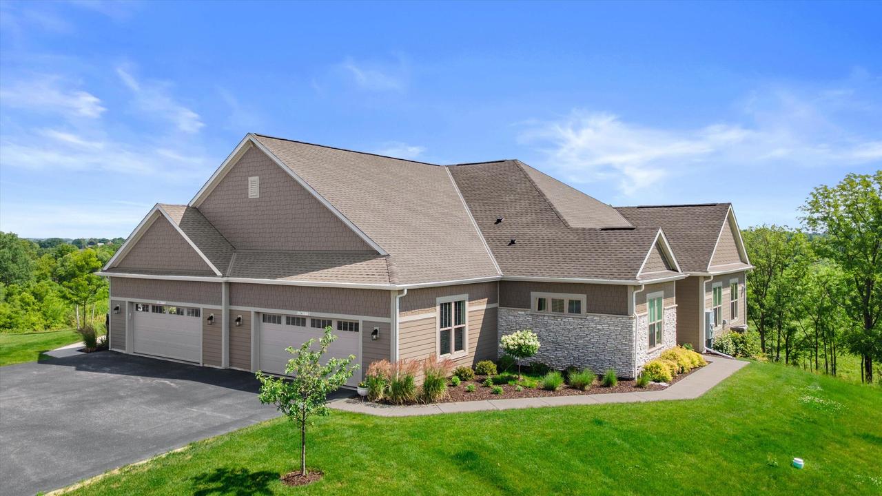 N28W25172 Parkway Ridge #B, Pewaukee, WI 53072