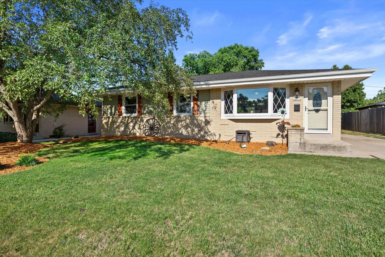 W148N8416 Albert Pl, Menomonee Falls, WI 53051