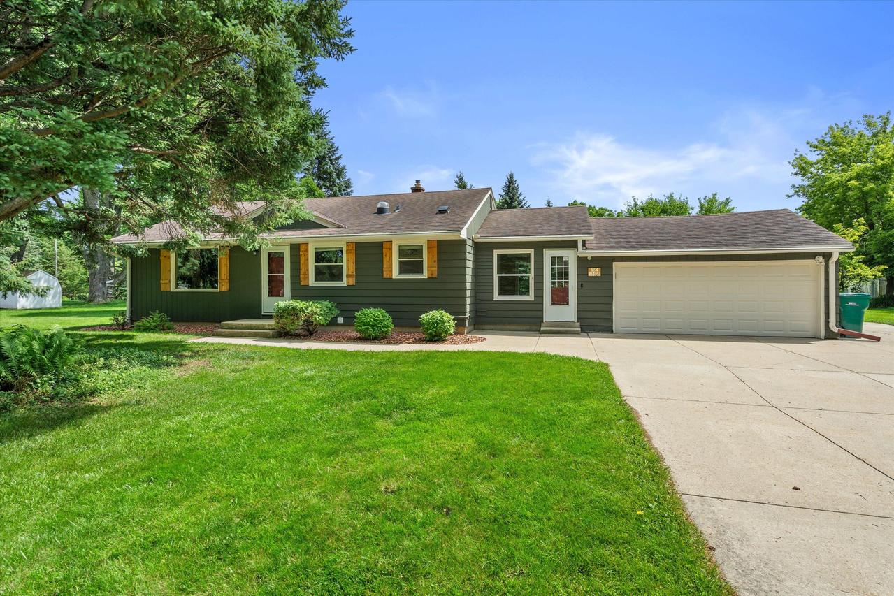 N64W14161 W Lincoln Ln, Menomonee Falls, WI 53051
