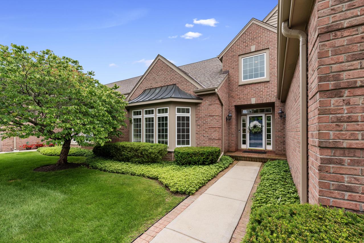 2053 W Hidden Reserve Cir, Mequon, WI 53092
