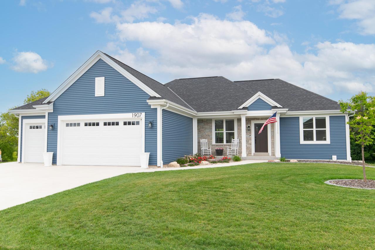 1907 N Teton Trl, Grafton, WI 53024