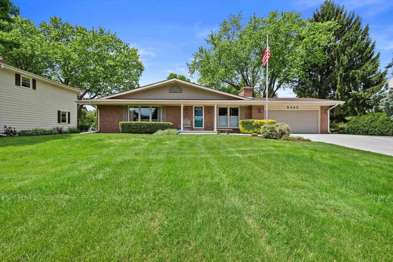 5442 Gallant Fox Ln, Caledonia, WI 53402