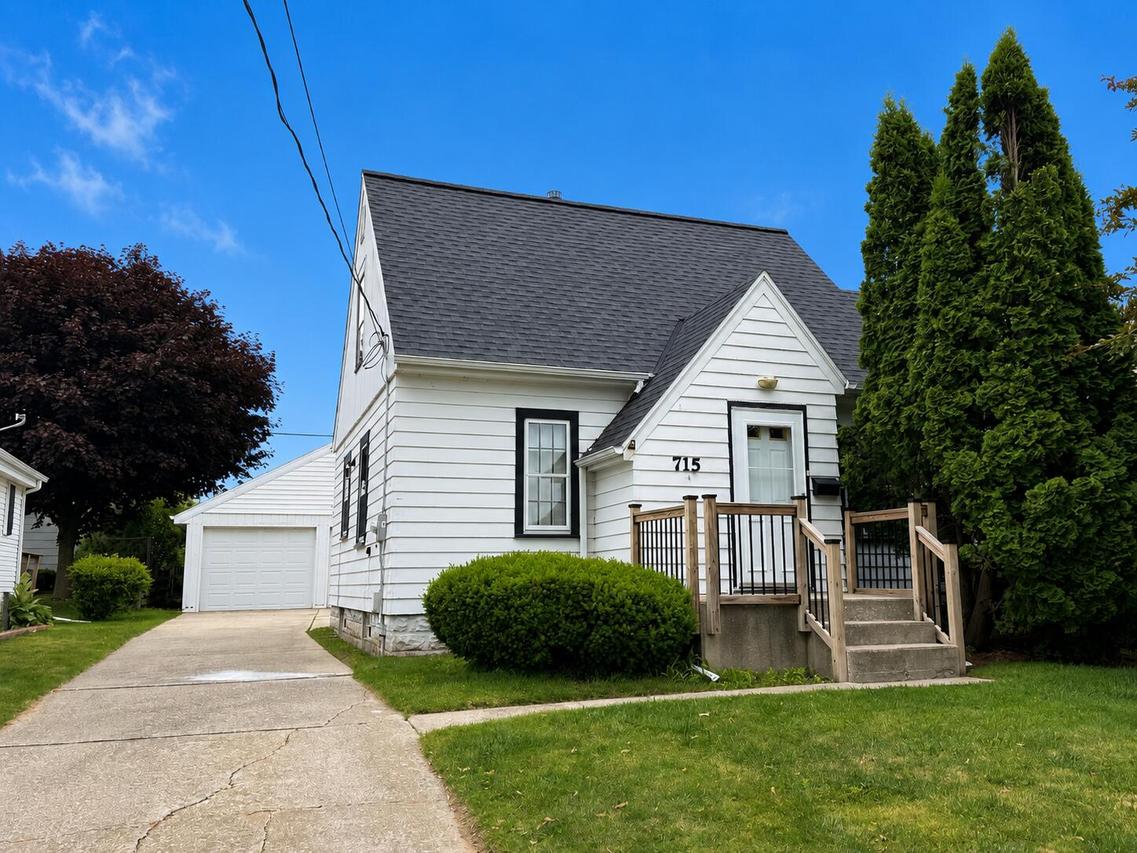 715 S 27th St, Manitowoc, WI 54220