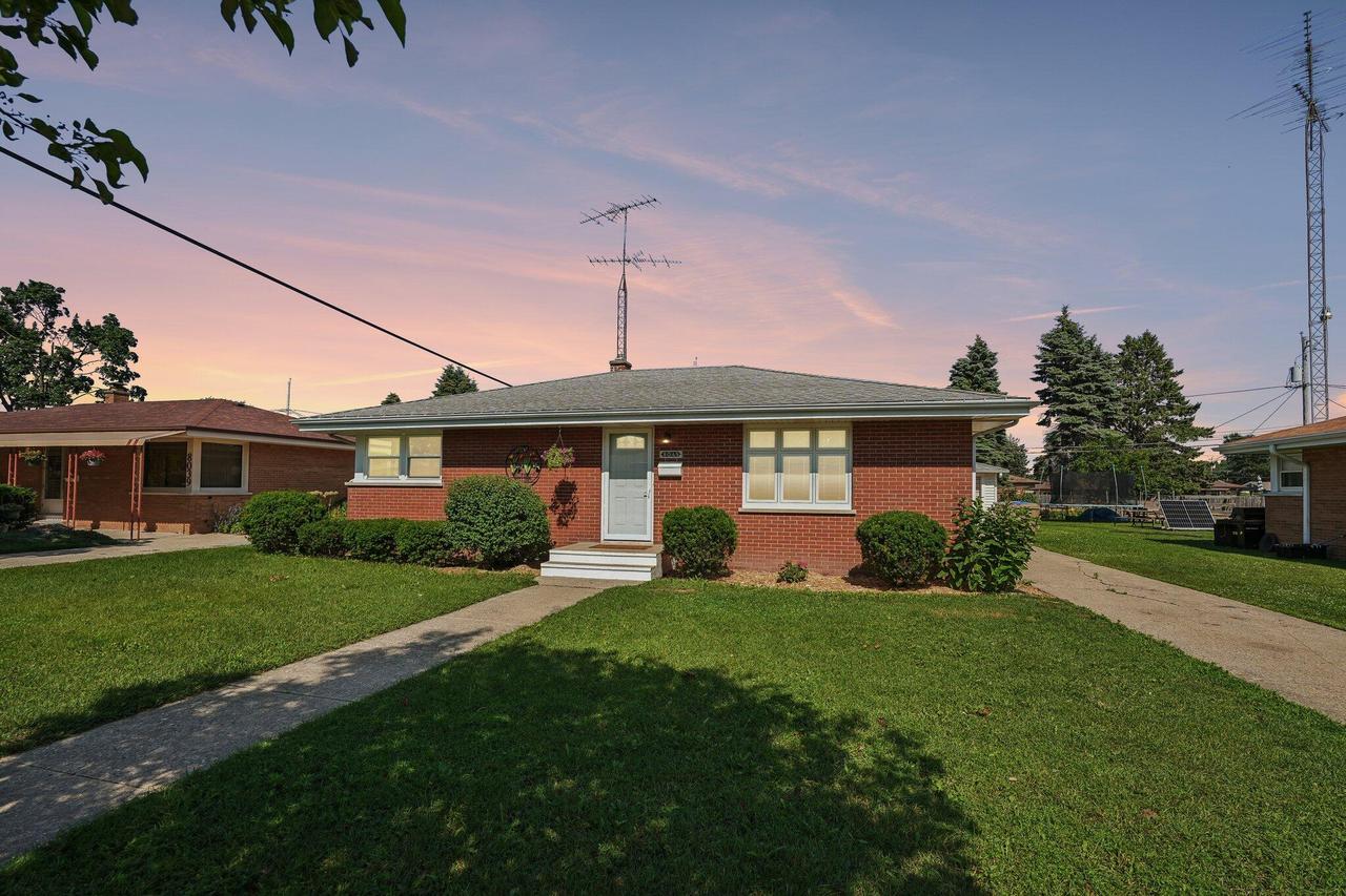 8045 17th Ave, Kenosha, WI 53143