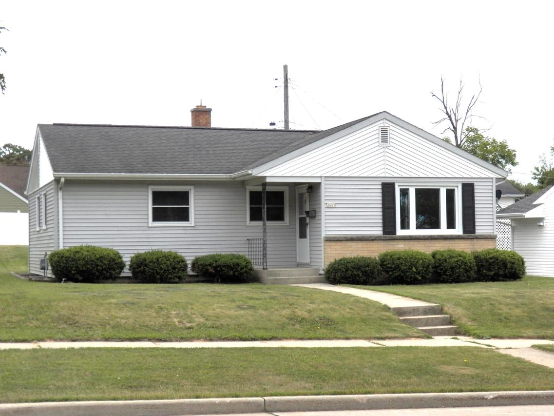 3609 Meadow Ln, Manitowoc, WI 54220