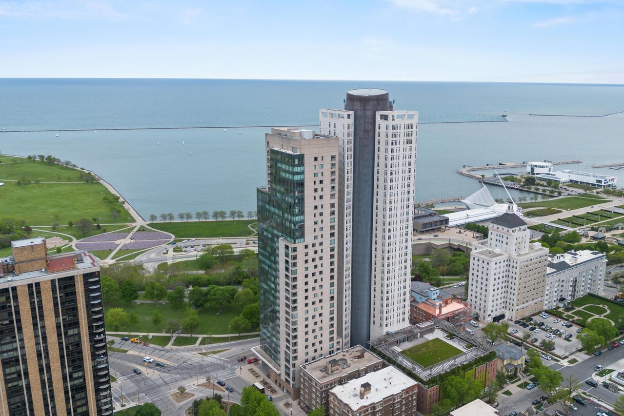 923 E Kilbourn Ave #1803, Milwaukee, WI 53202