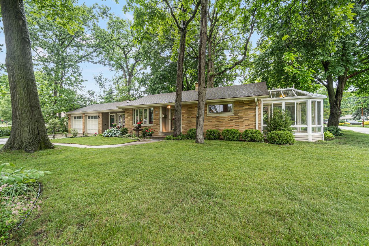 2450 W Wingate Ave, Glendale, WI 53209