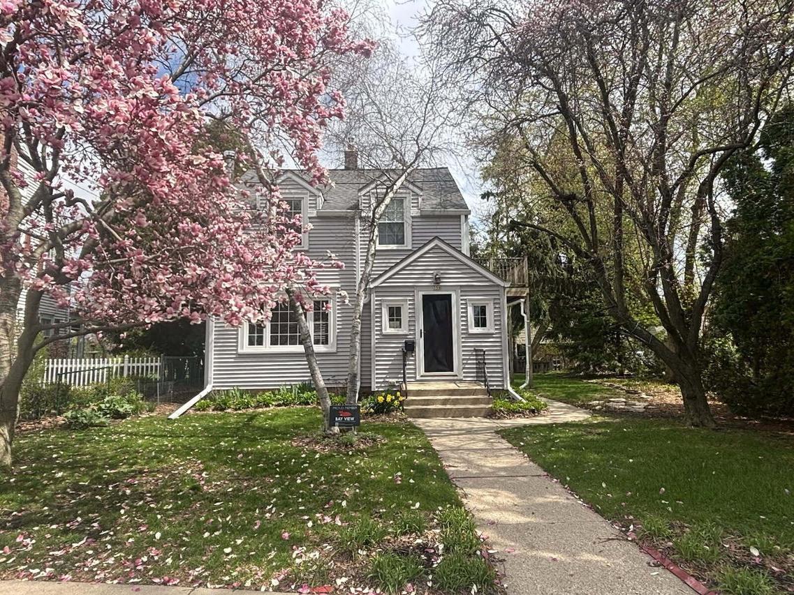 358 E Gauer Cir, Milwaukee, WI 53207