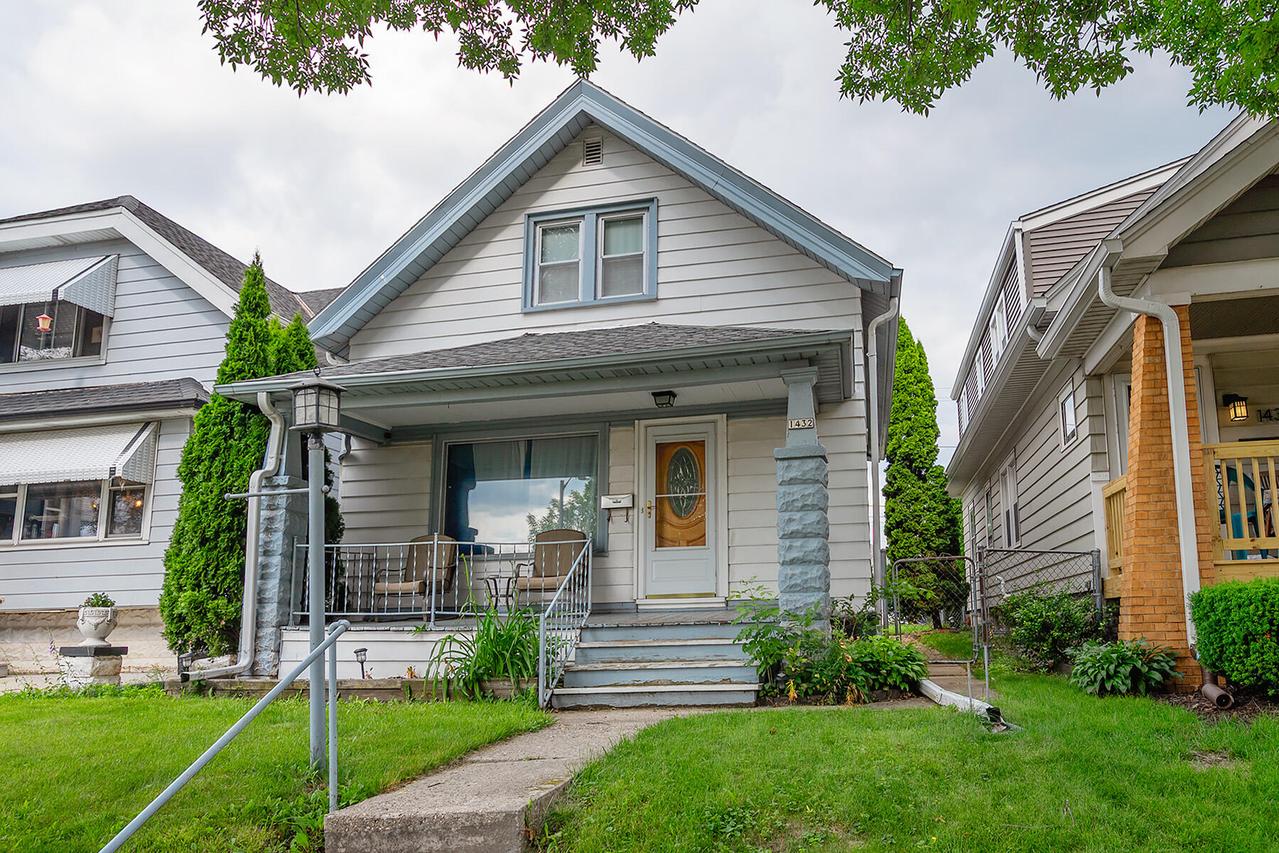 1432 S 78th St, West Allis, WI 53214