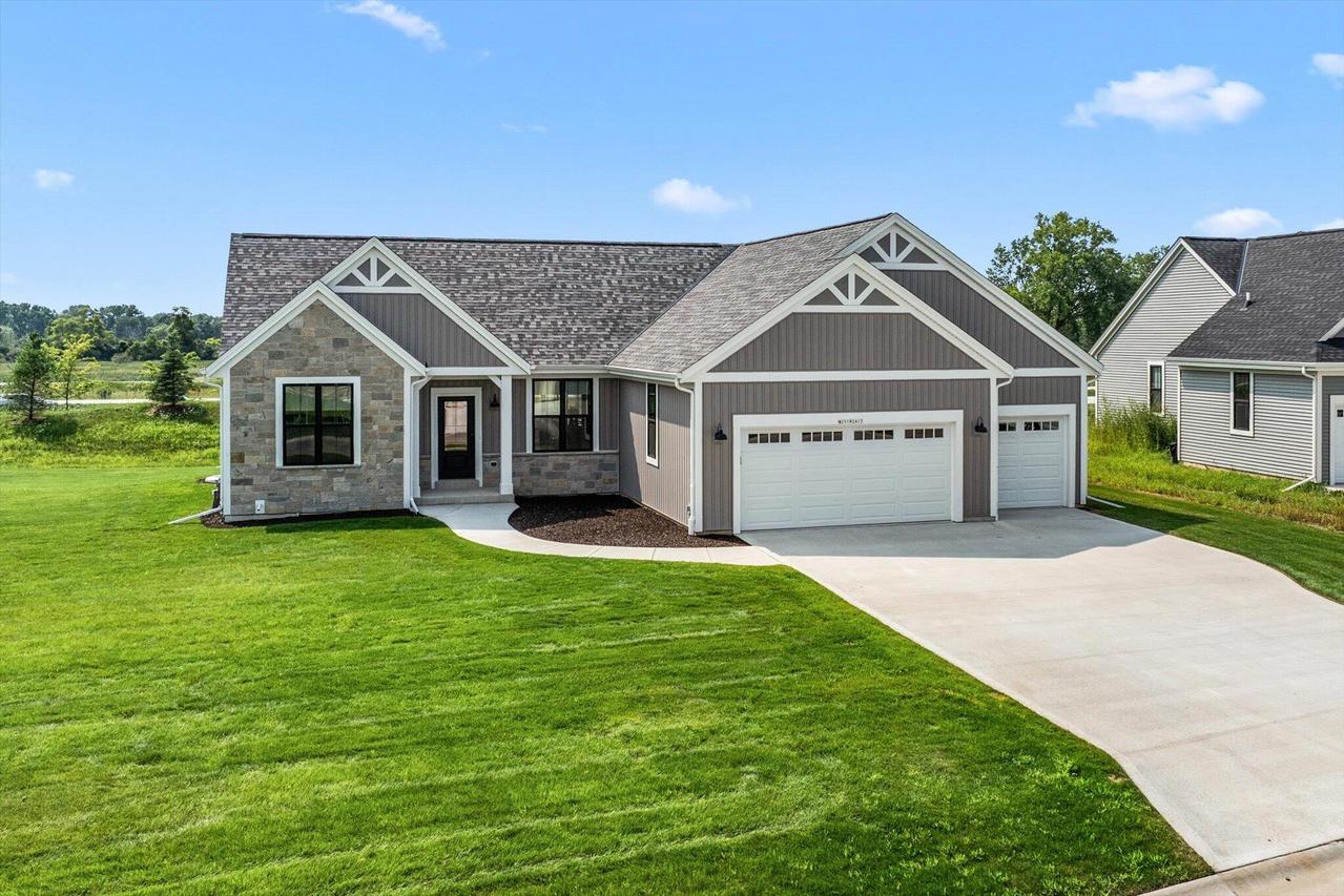 W251N2413 Valleyview Cir, Pewaukee, WI 53072