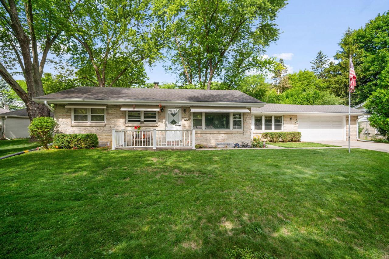 3303 N Knoll Blvd, Wauwatosa, WI 53222