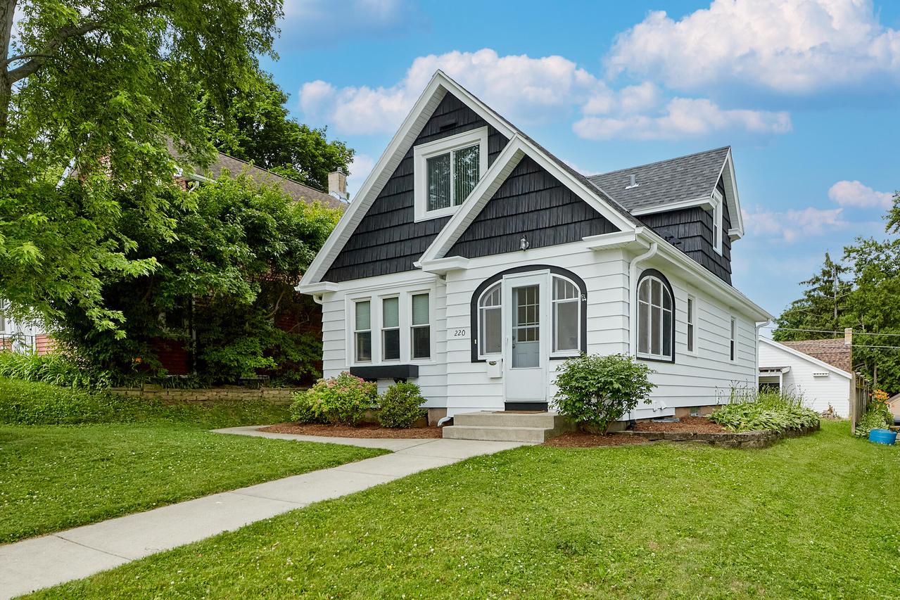 220 S Hartwell Ave, Waukesha, WI 53186