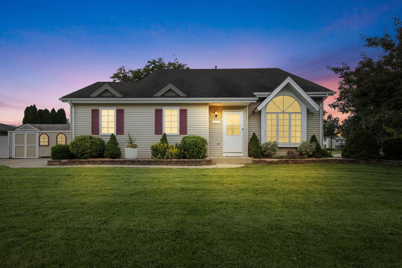 8215 S Wildwood Dr, Oak Creek, WI 53154