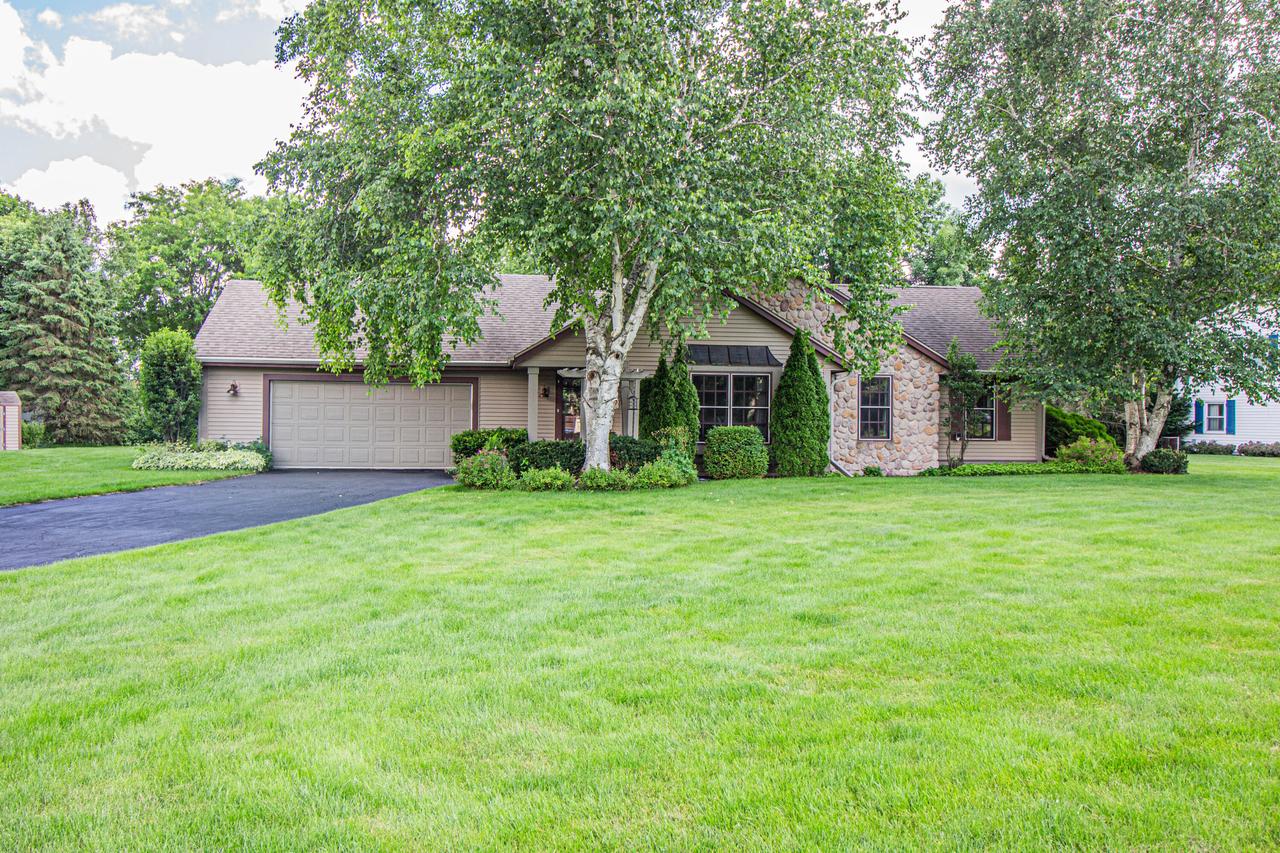 W273S2261 Drumlin Dr, Waukesha, WI 53188