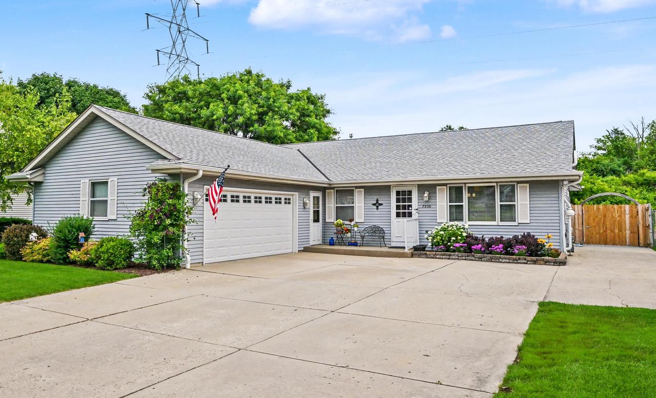 7950 S Cecily Dr, Oak Creek, WI 53154