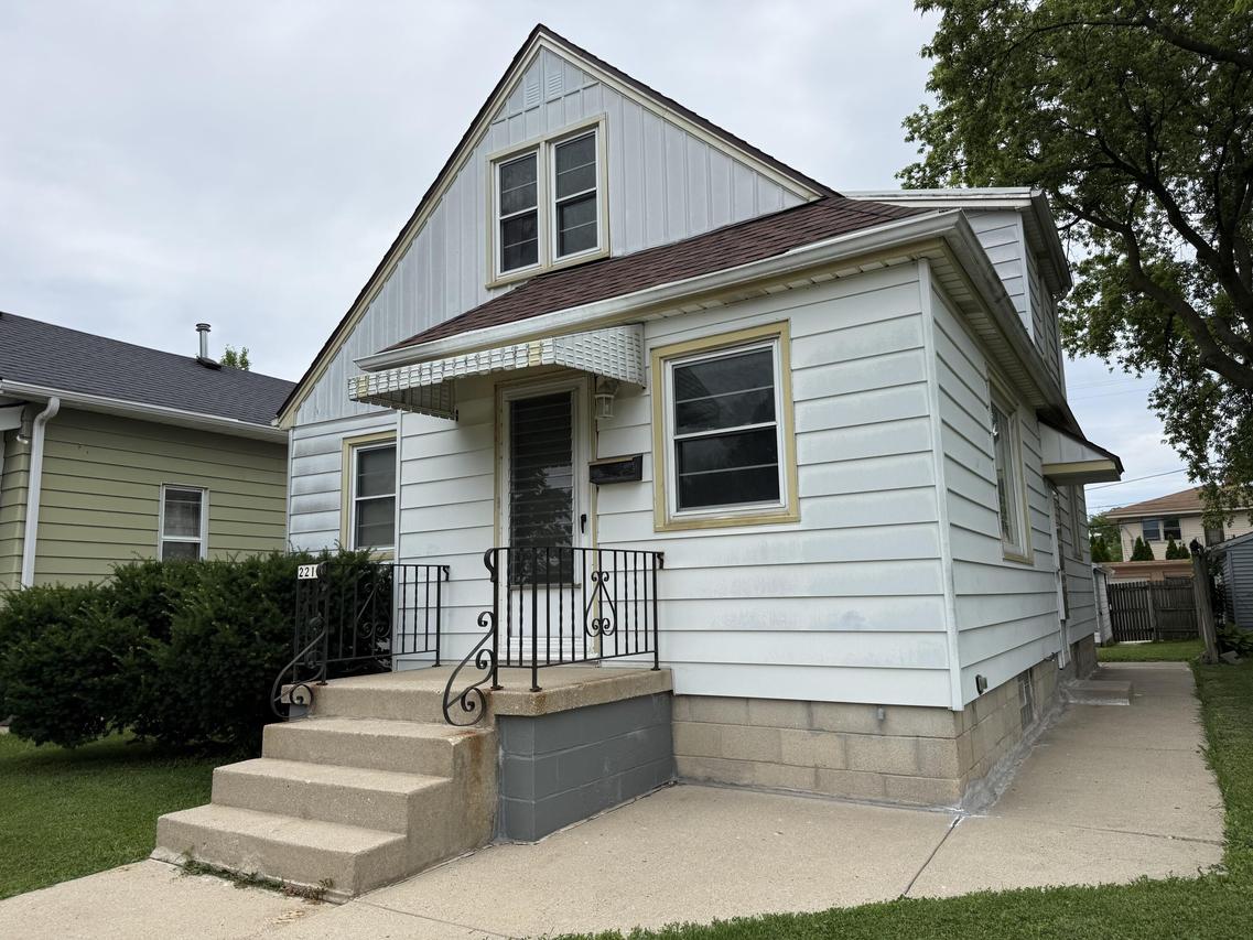 2210 S 56th St, West Allis, WI 53219