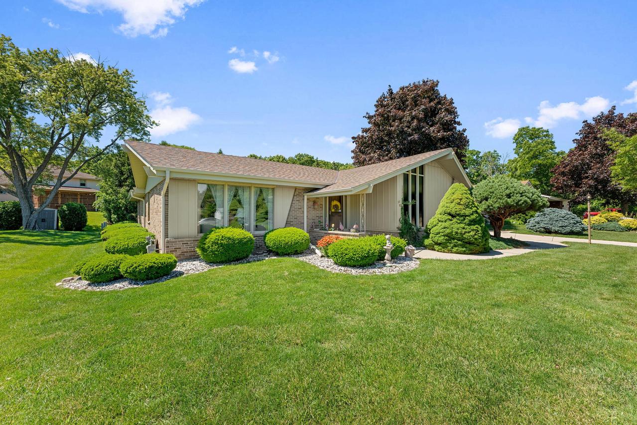 4821 W Clayton Crest Ave, Greenfield, WI 53220