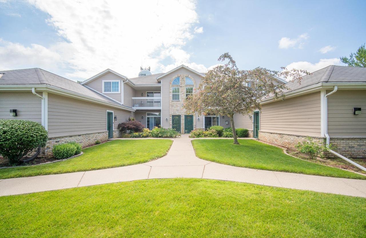 1046 River Pl. #8, Waukesha, WI 53189