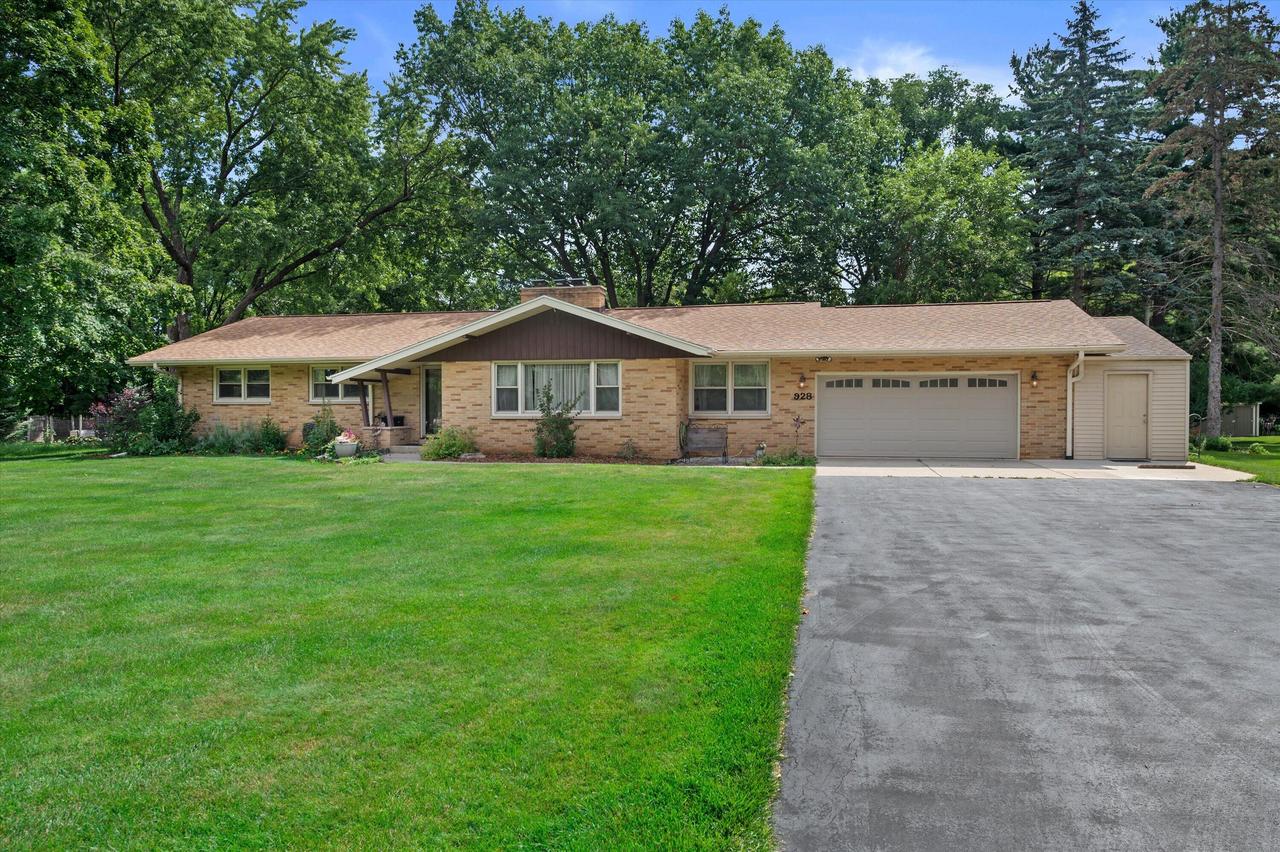 928 Mill Rd, Delafield, WI 53018