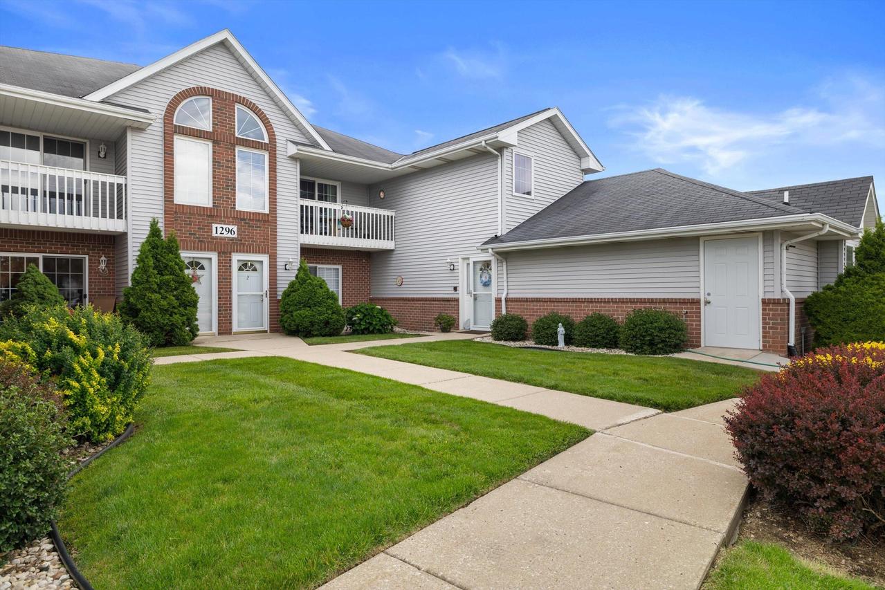 1296 Village Centre Dr #2, Somers, WI 53144
