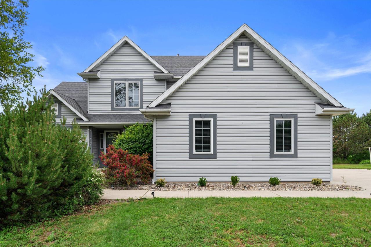 235 W Redding Cir, Belgium, WI 53004