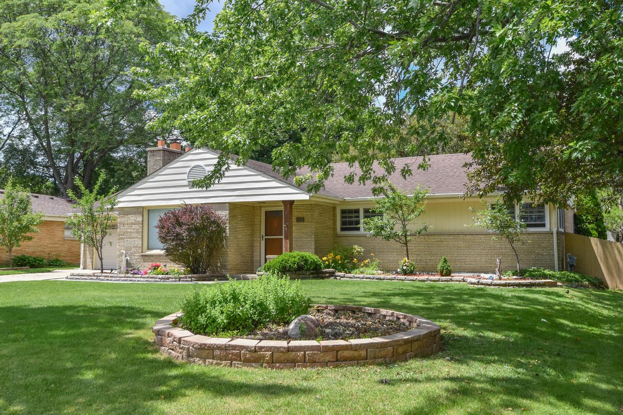 2127 N 122nd St, Wauwatosa, WI 53226