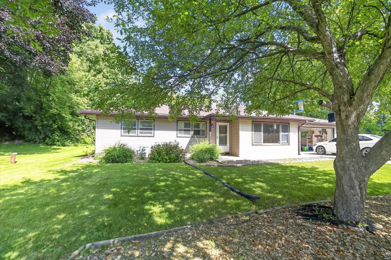 W257S2719 Genesee Rd, Waukesha, WI 53188