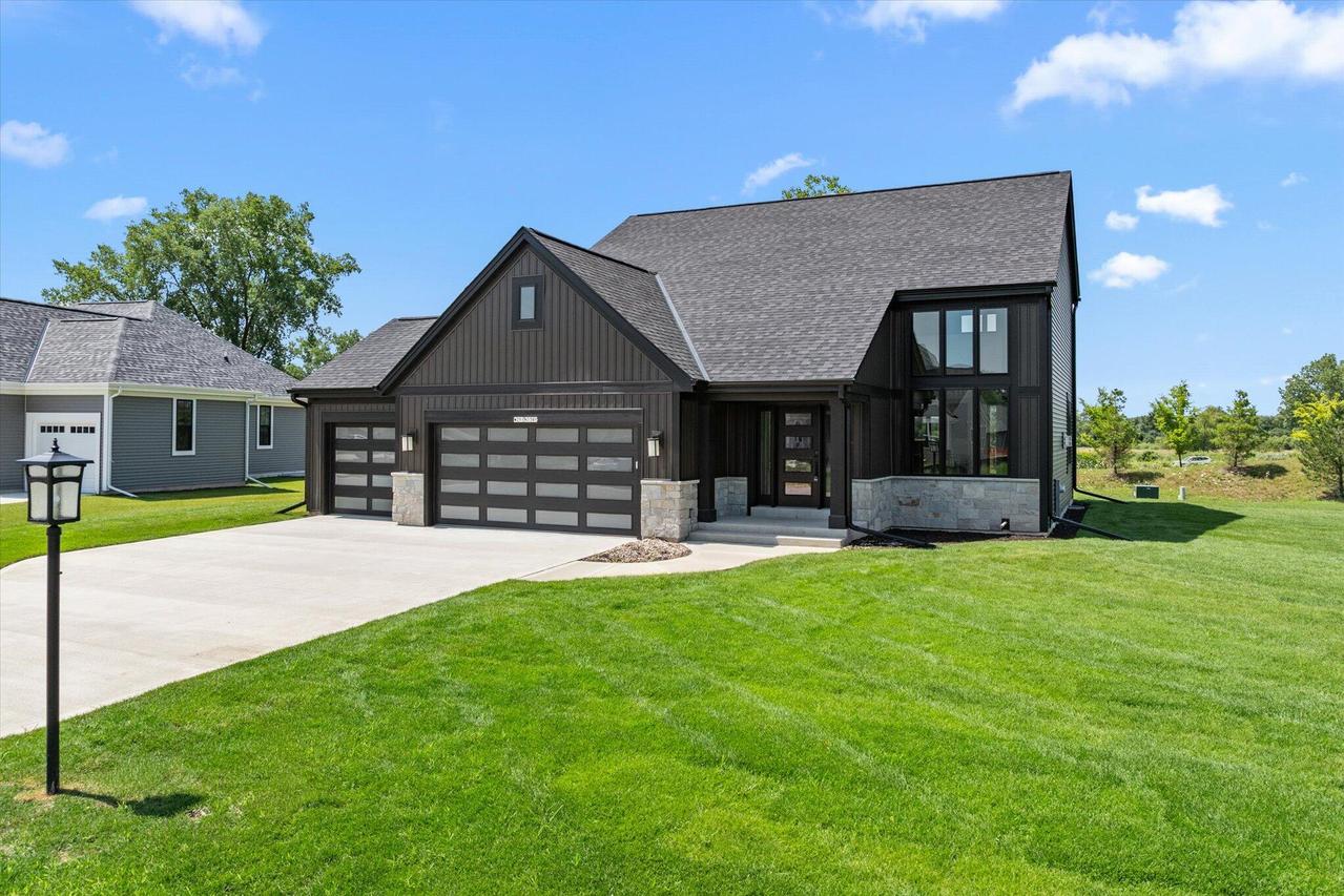 W251N2385 Valleyview Cir, Pewaukee, WI 53072