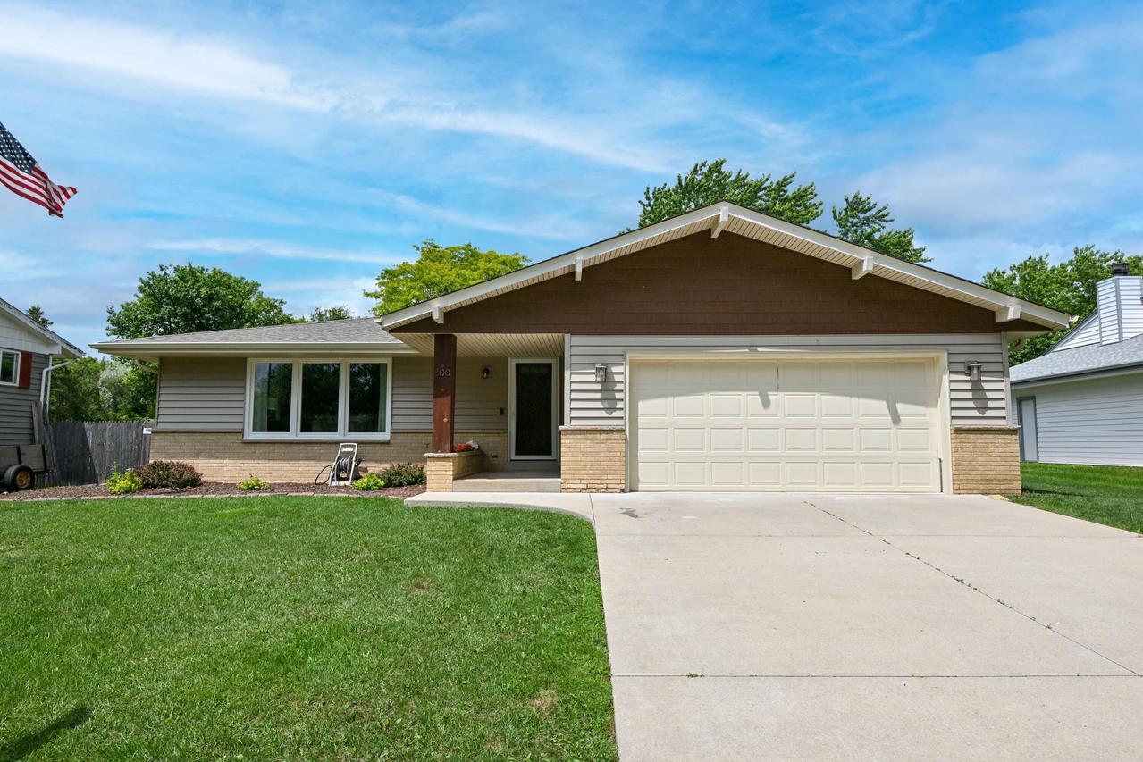 300 E Parkway Estates, Oak Creek, WI 53154